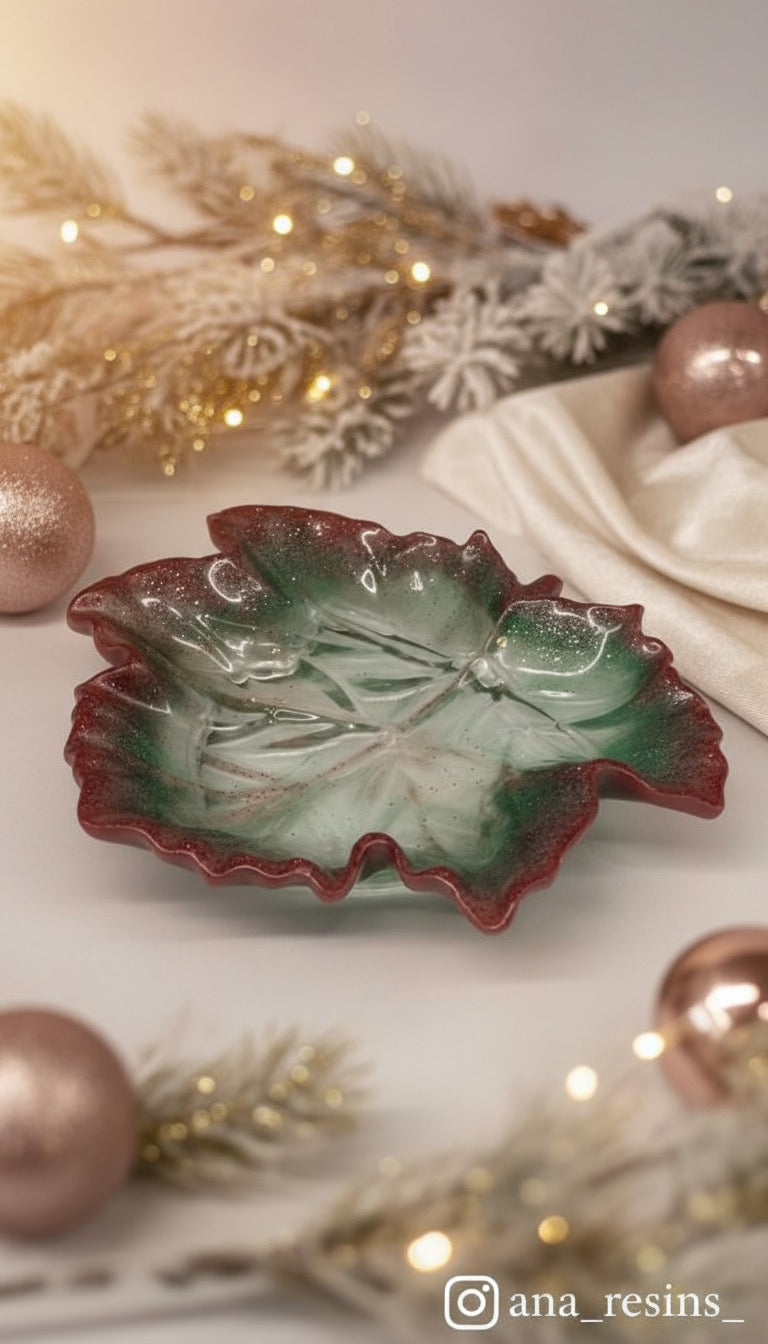 Smyckesunderlägg / fat i form av ett löv